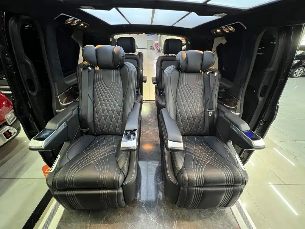 Mercedes-Benz V-Class 2023 — фото 11