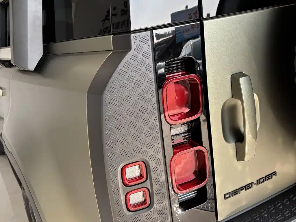 Land Rover Defender 2023 — фото 9
