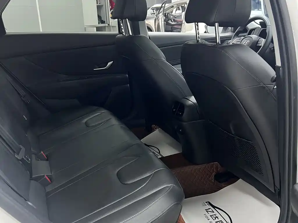 Hyundai Elantra 2023 — фото 17