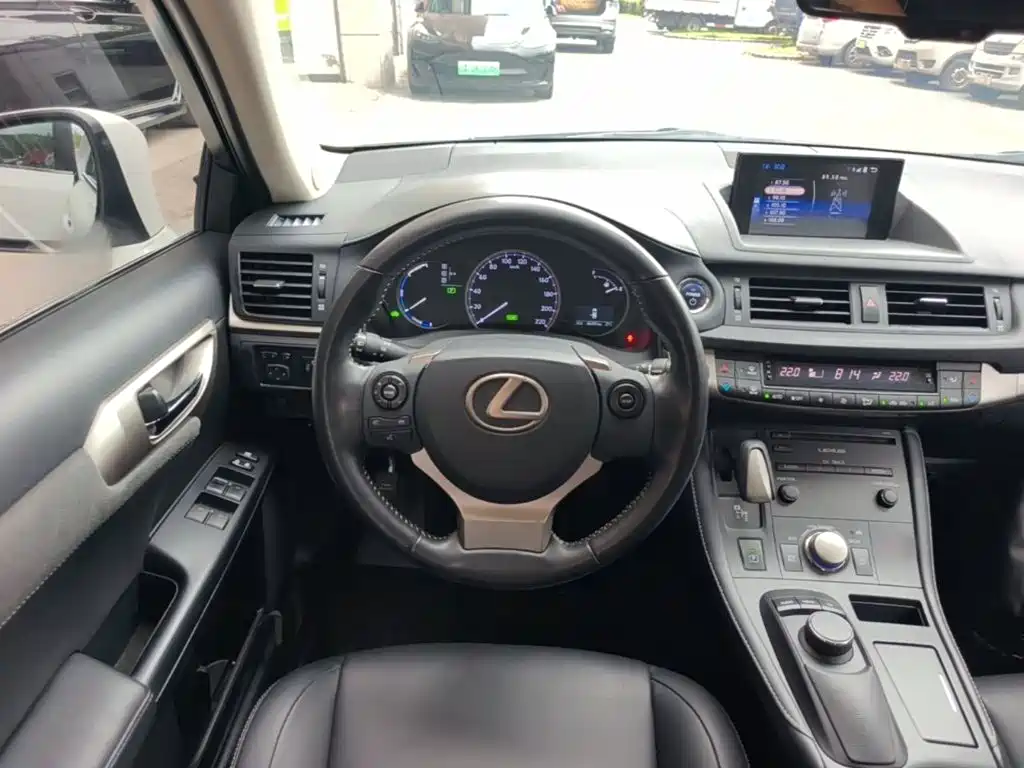 Lexus CT 2018 — фото 11