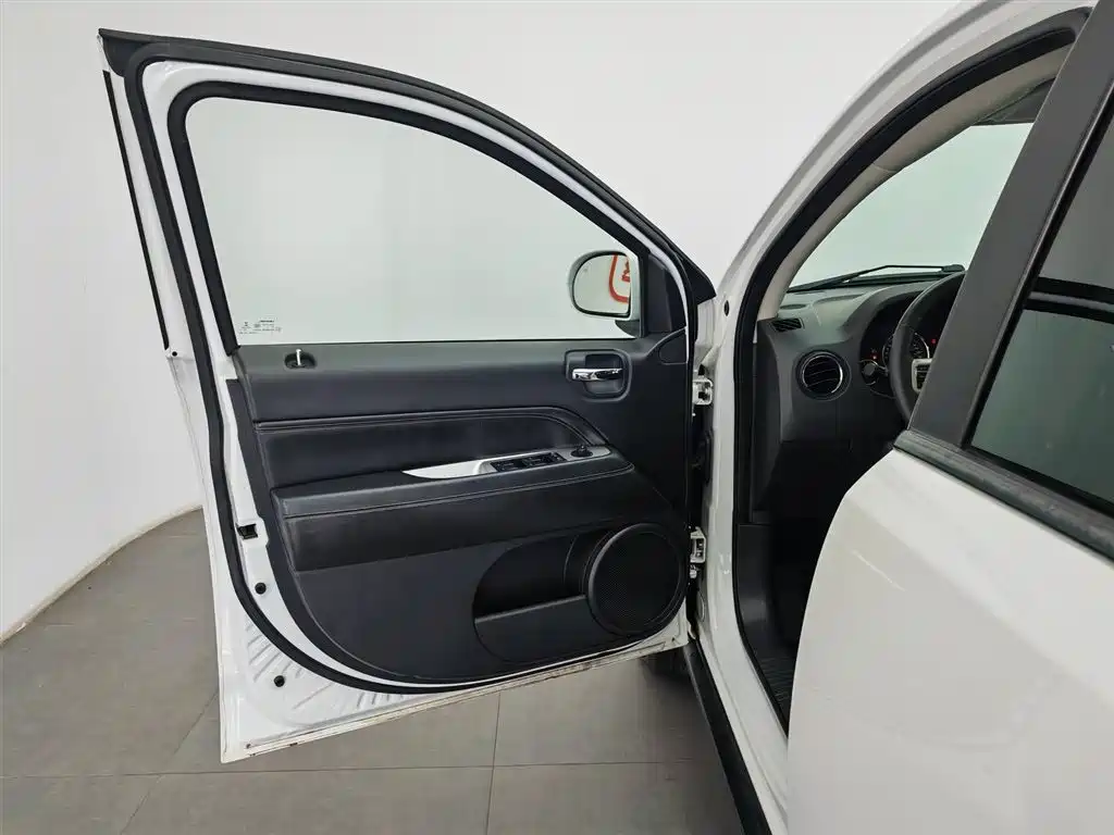 Jeep Compass 2015 — фото 8