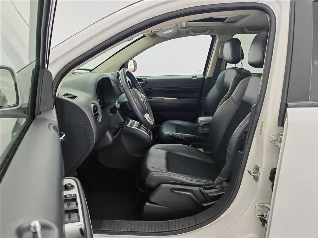 Jeep Compass 2015 — фото 10