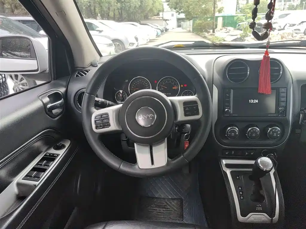 Jeep Compass 2015 — фото 11