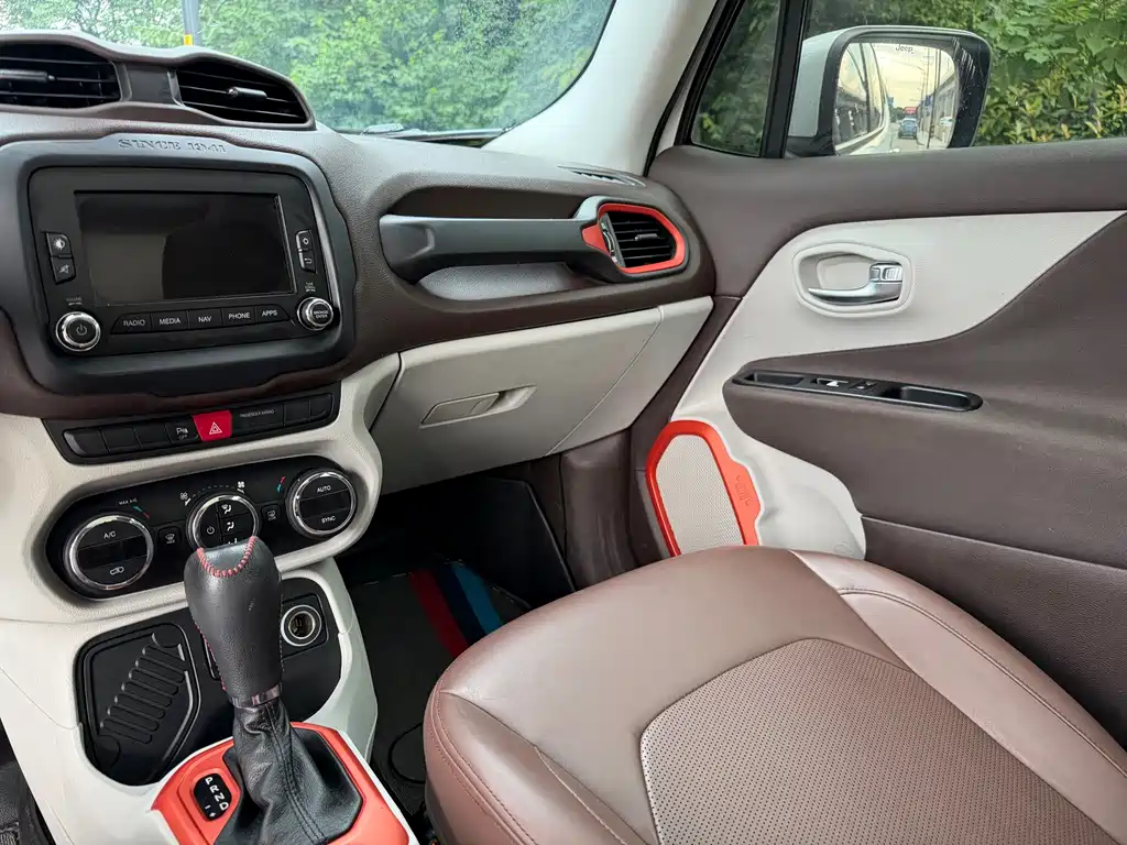 Jeep Renegade 2016 — фото 14