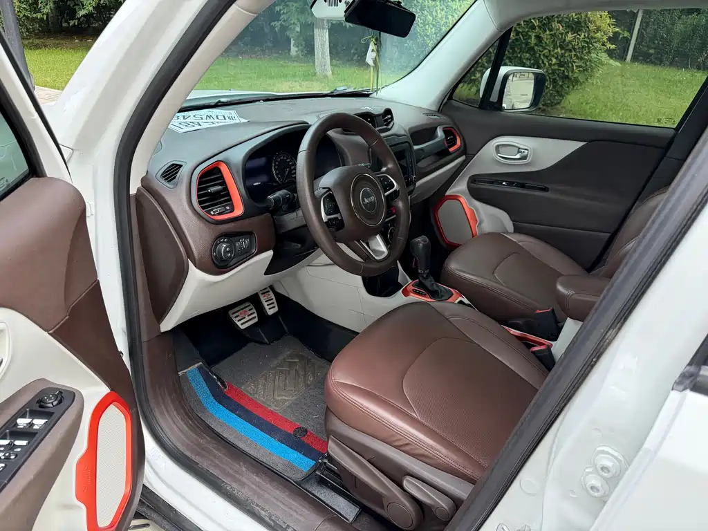 Jeep Renegade 2016 — фото 8