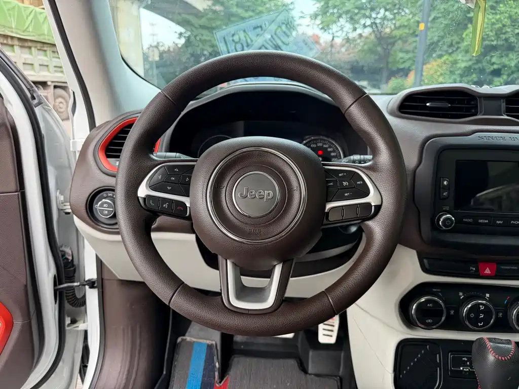 Jeep Renegade 2016 — фото 13