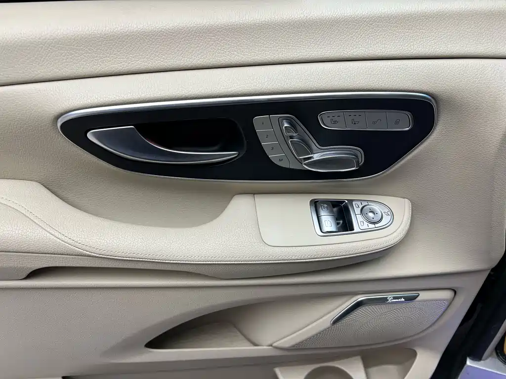 Mercedes-Benz V-Class 2023 — фото 6