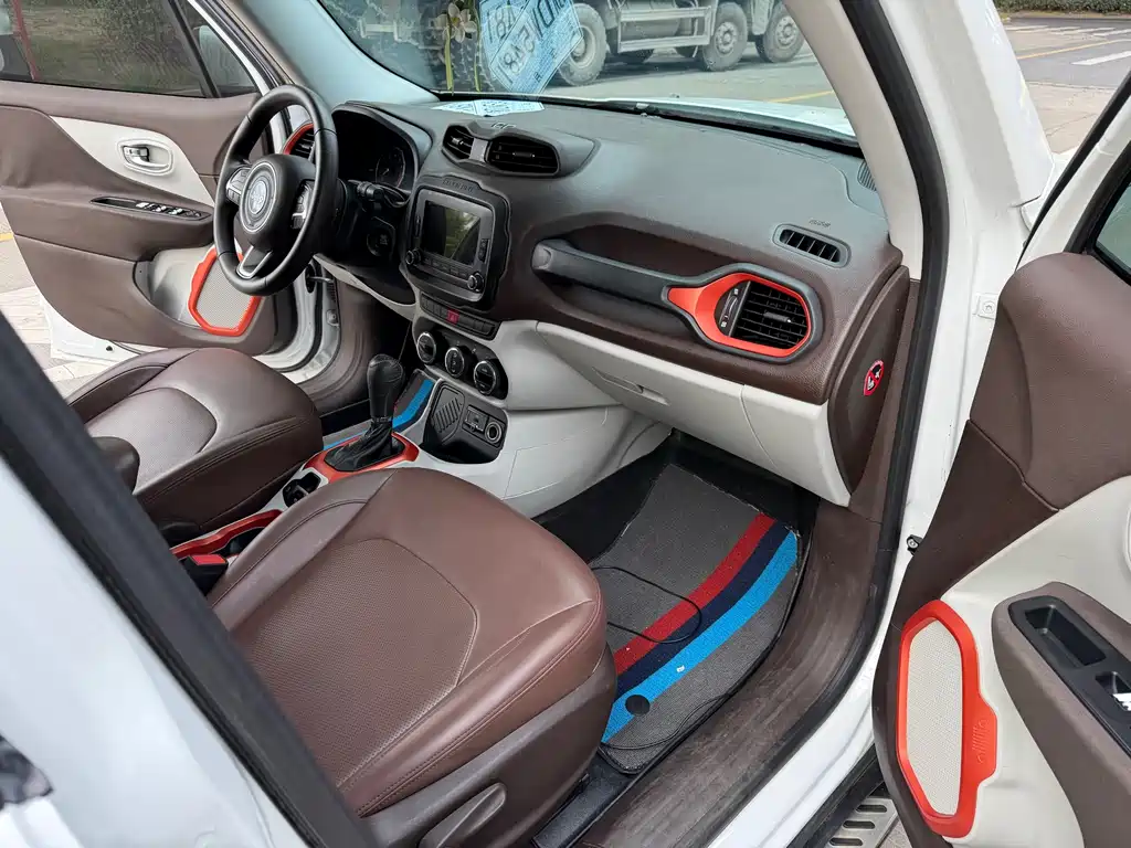 Jeep Renegade 2016 — фото 16