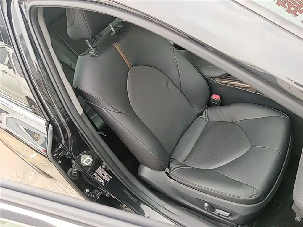 Toyota Camry 2019 — фото 25