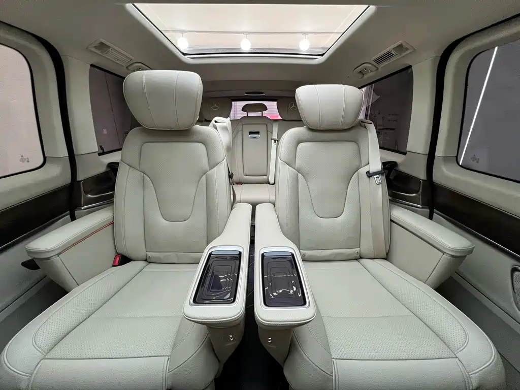 Mercedes-Benz V-Class 2023 — фото 26