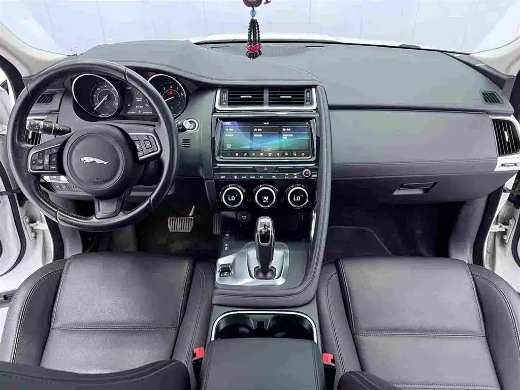 Jaguar E-PACE 2020 — фото 9