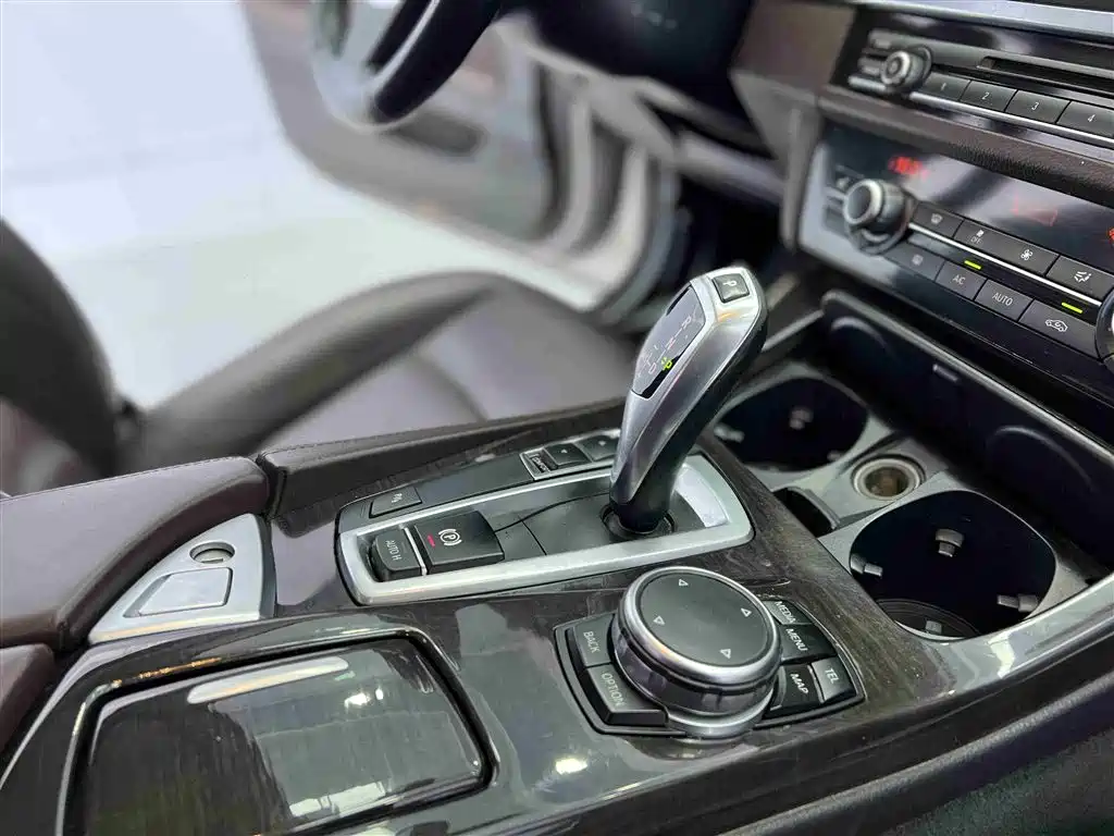 BMW 5 Series 2015 — фото 13