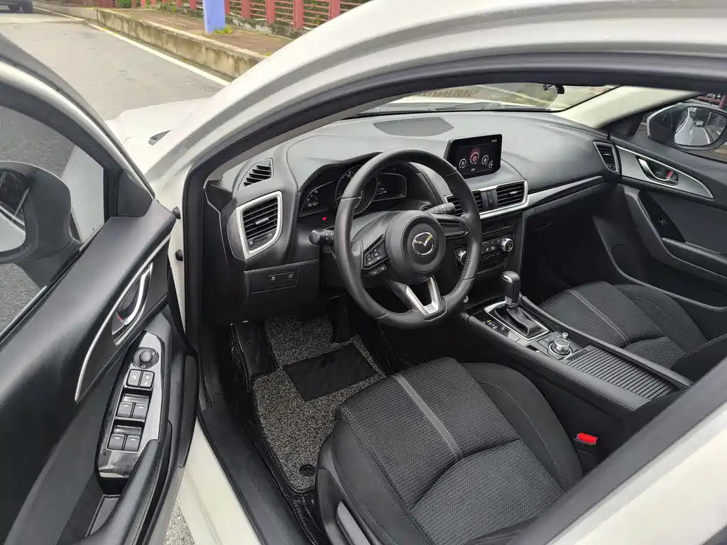 Mazda 3 Axela 2017 — фото 10
