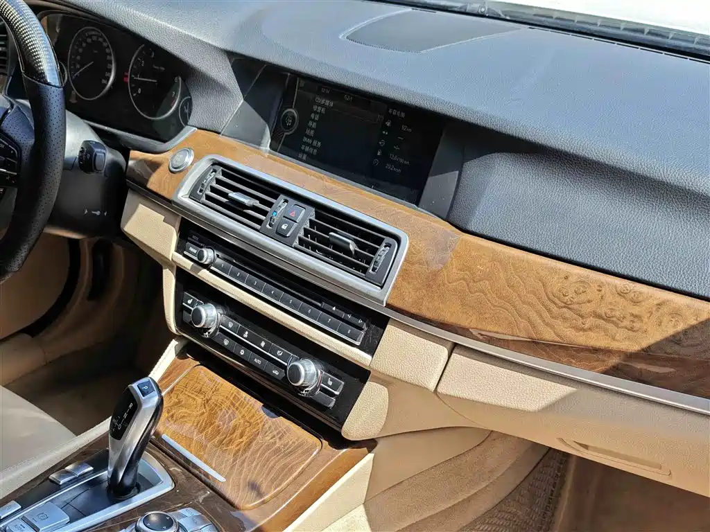 BMW 5 Series 2011 — фото 18