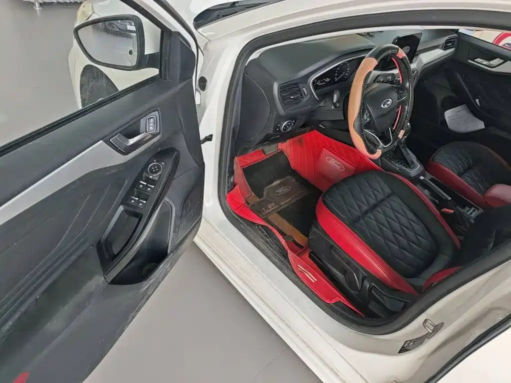 Ford Focus 2020 — фото 16