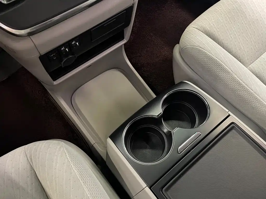 Toyota Sienna 2016 — фото 25