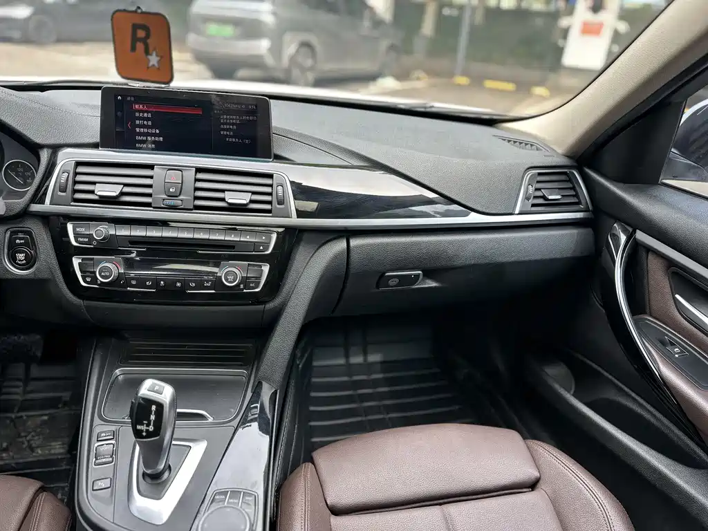 BMW 3 Series 2018 — фото 13