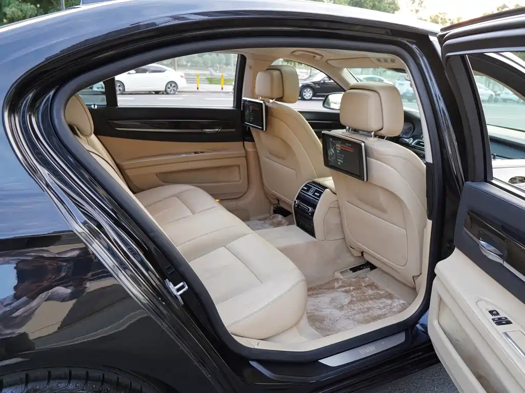BMW 7 Series 2013 — фото 19