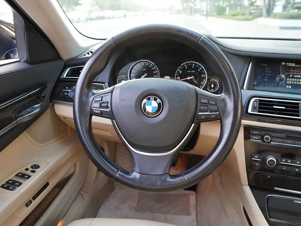 BMW 7 Series 2013 — фото 8