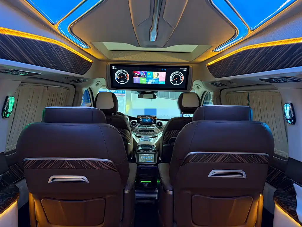 Mercedes-Benz V-Class 2024 — фото 20