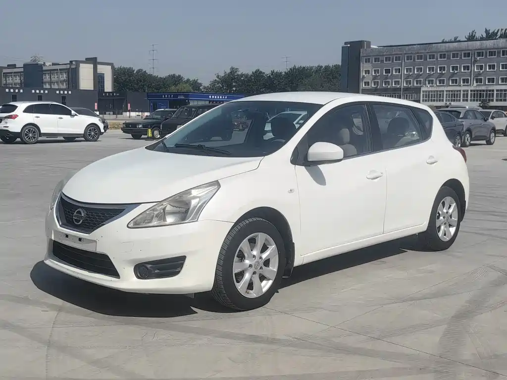Nissan Tiida 2015 — фото 1