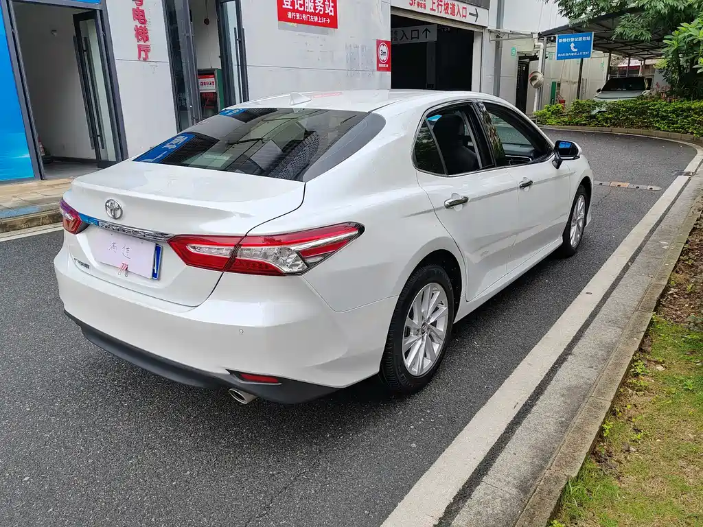 Toyota Camry 2023 — фото 6