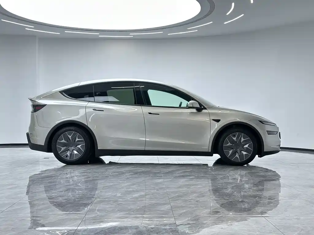 Tesla Model Y L 2026 — фото 7