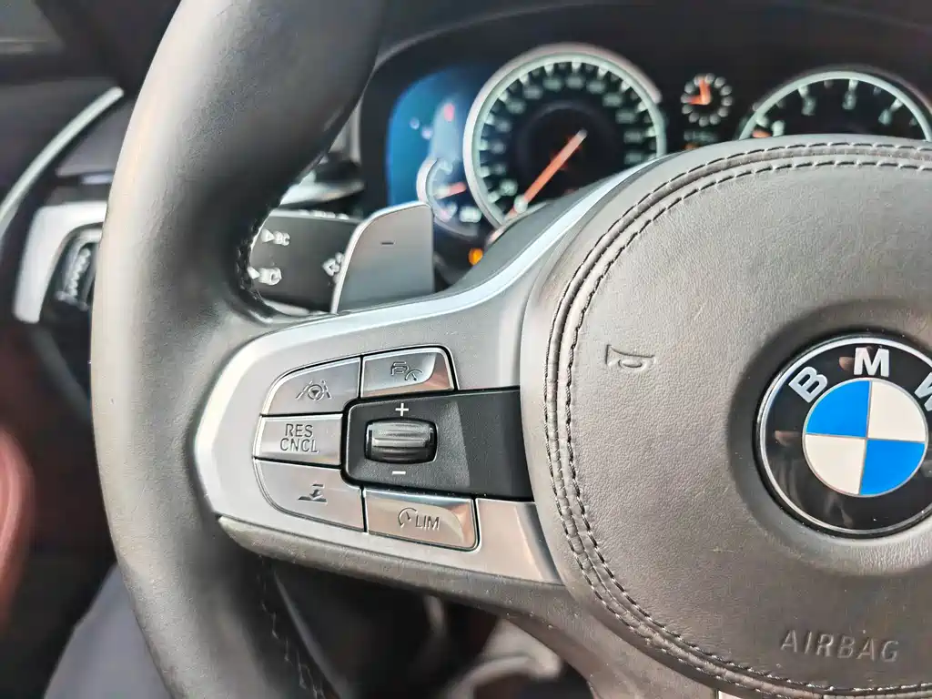 BMW 5 Series 2018 — фото 16