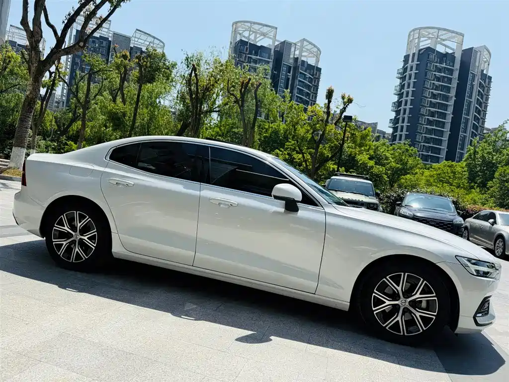 Volvo S60 2023 — фото 2