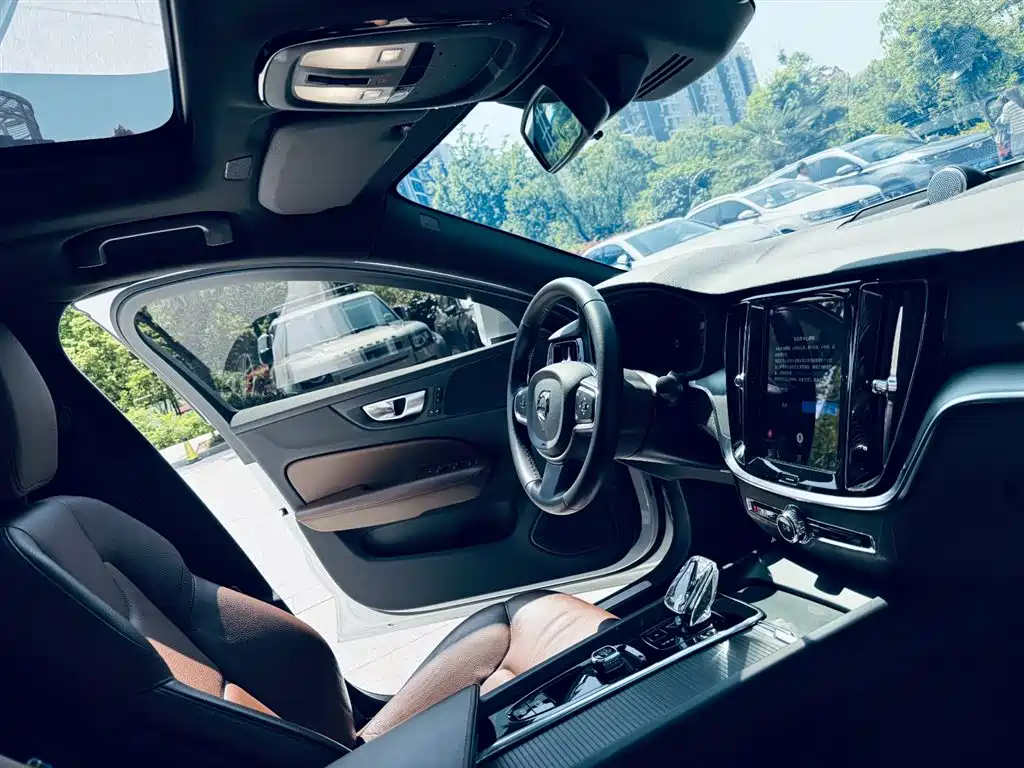 Volvo S60 2023 — фото 11