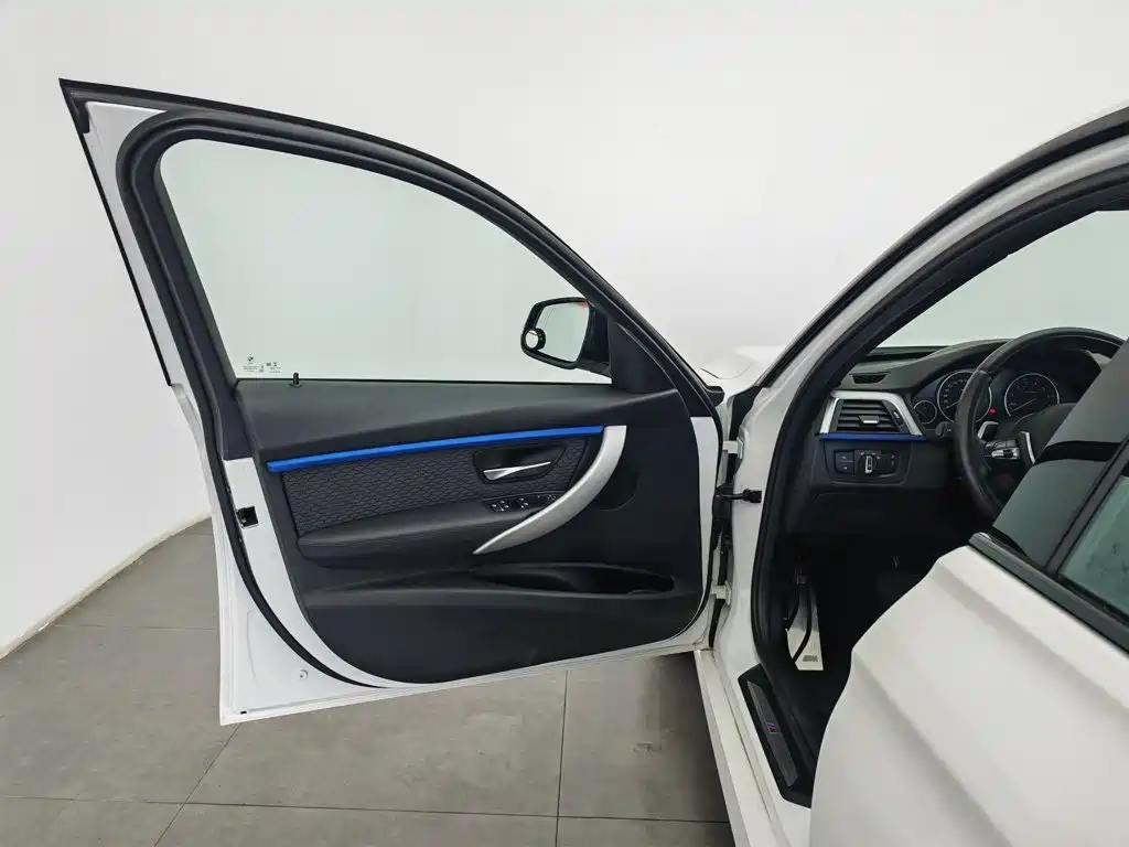 BMW 3 Series 2018 — фото 8