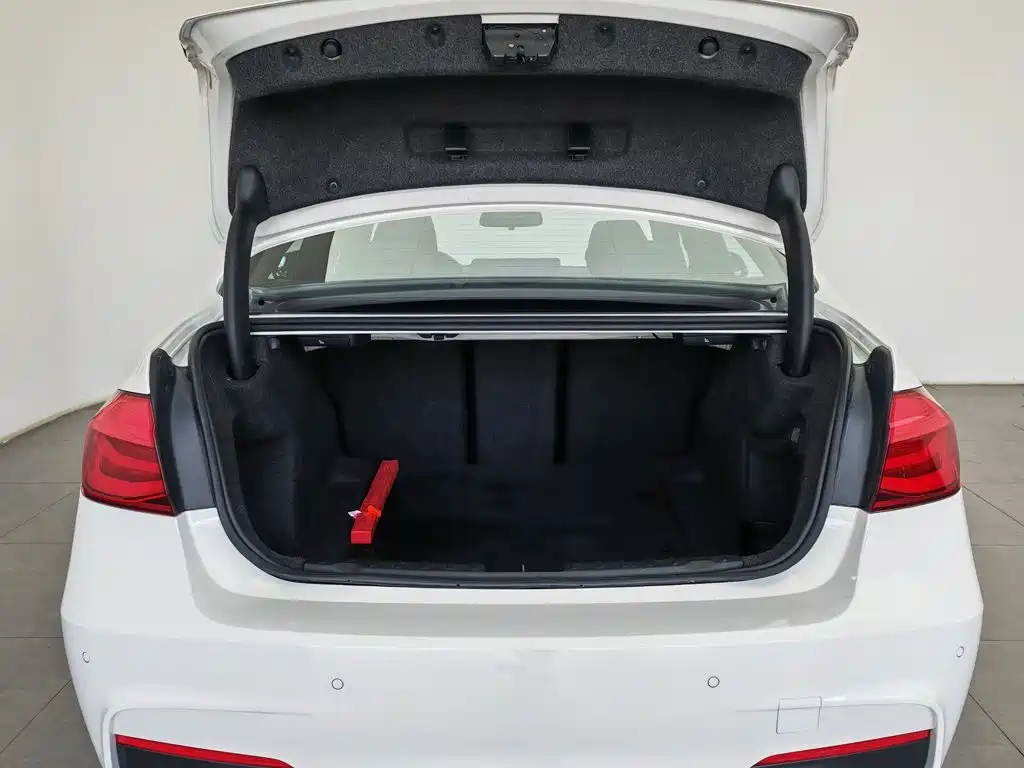 BMW 3 Series 2018 — фото 16