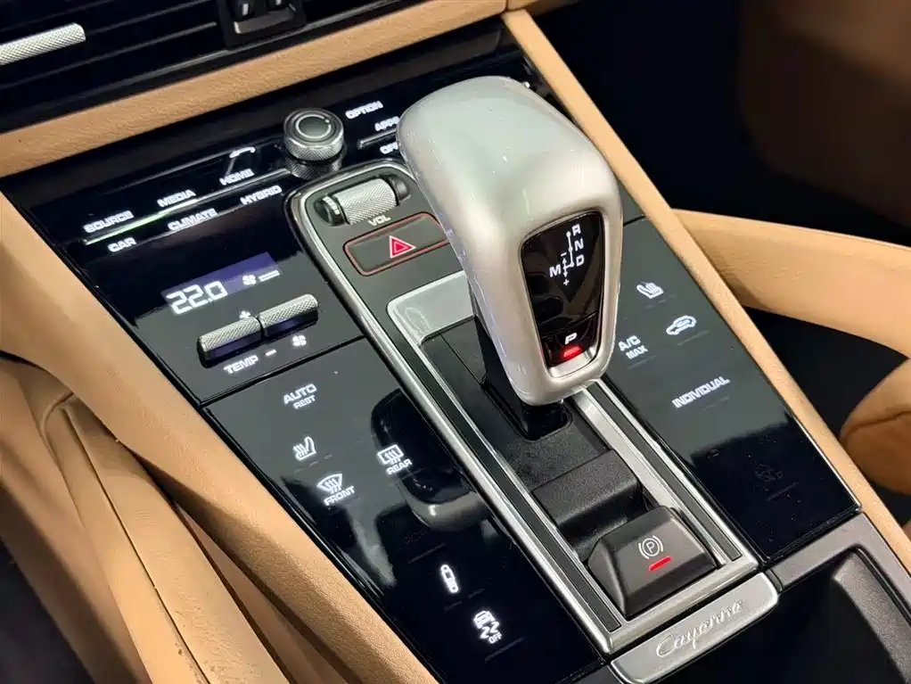 Porsche Cayenne Hybrid 2020 — фото 16