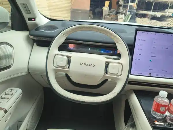 Lynk & Co 900 2025