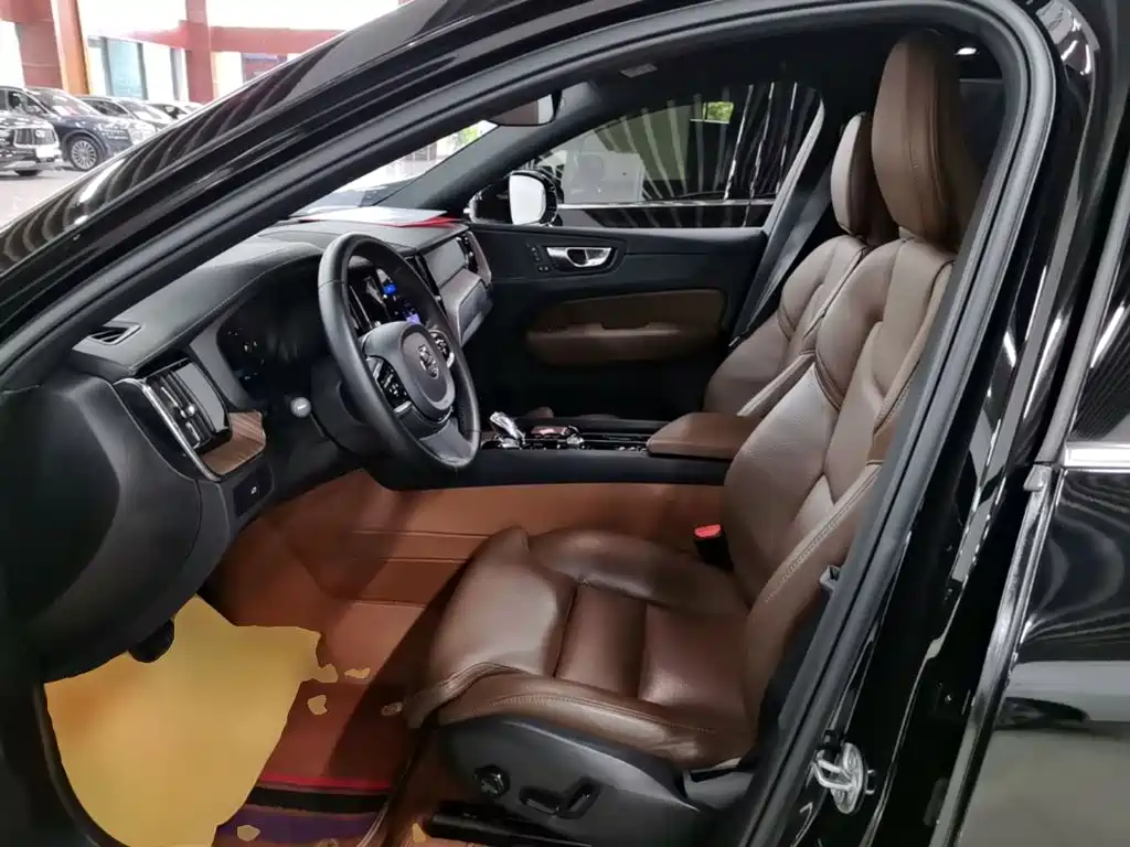Volvo XC60 2023 — фото 15