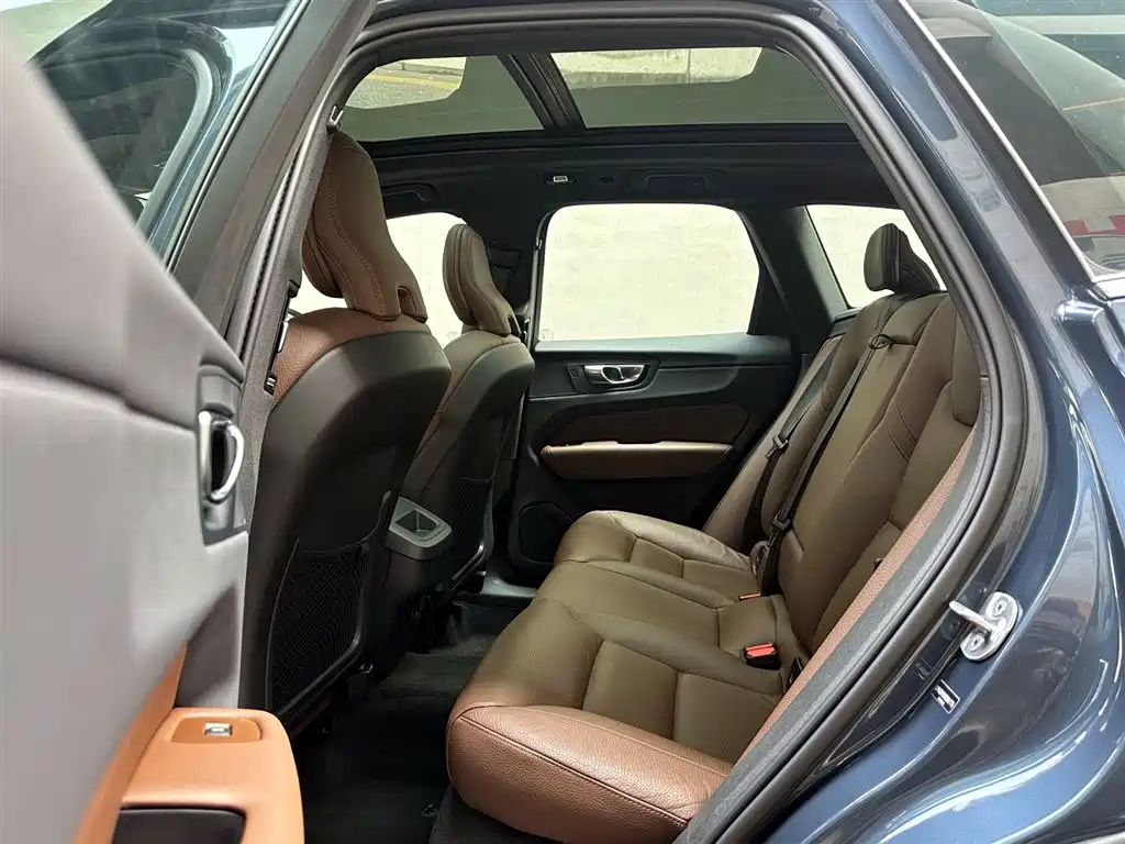Volvo XC60 2025 — фото 10