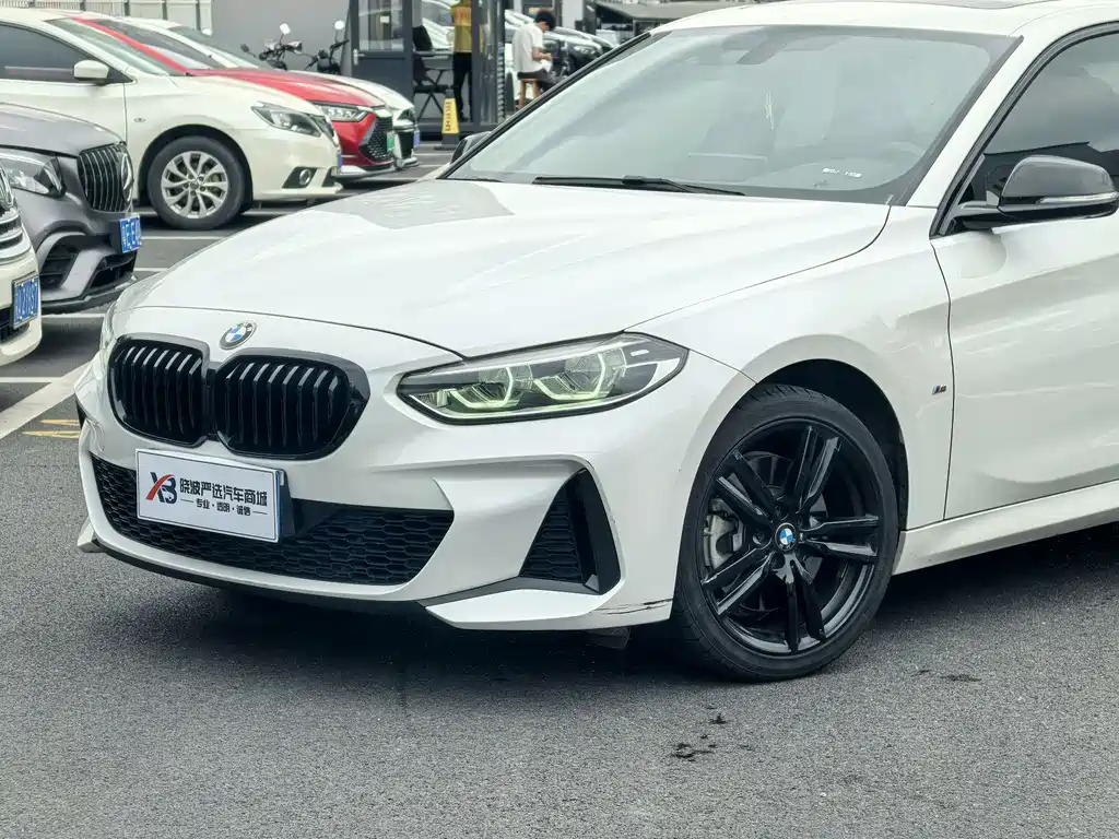 BMW 1 Series 2022 — фото 1
