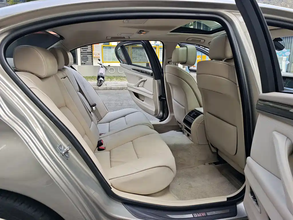 BMW 5 Series 2010 — фото 15