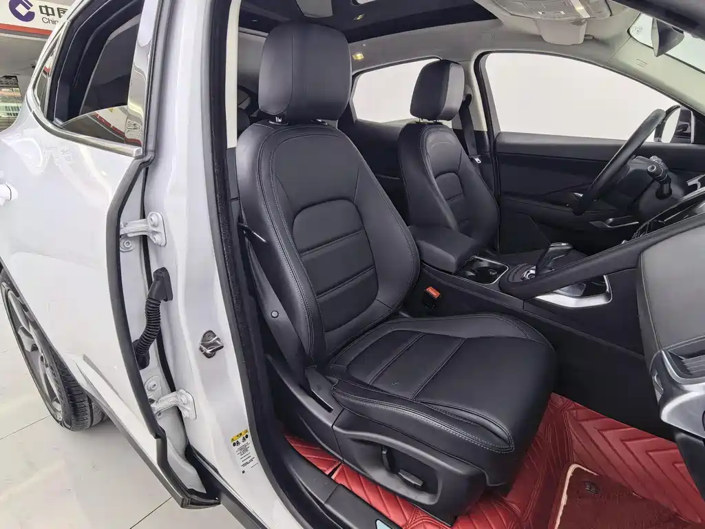 Jaguar E-PACE 2021 — фото 18