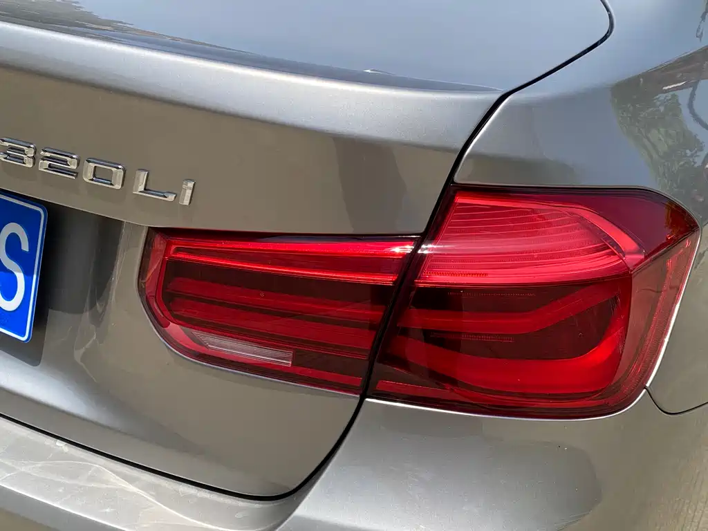 BMW 3 Series 2018 — фото 9