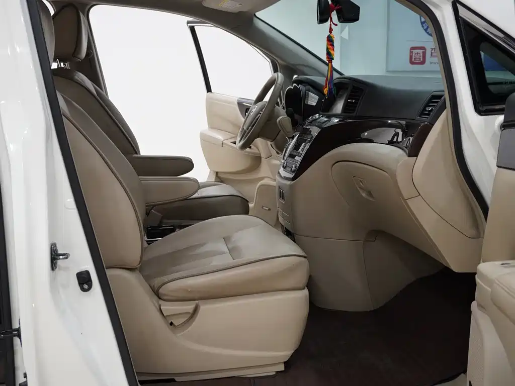 Nissan Quest 2016 — фото 11