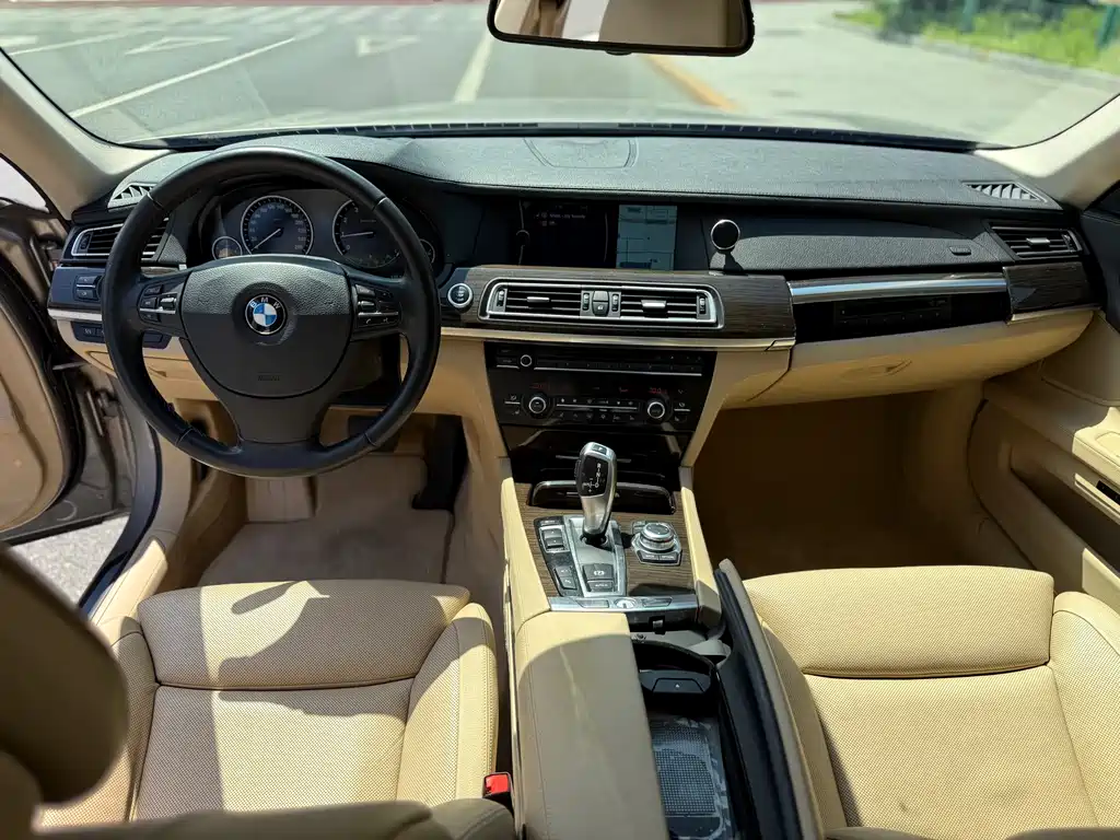 BMW 7 Series 2011 — фото 12