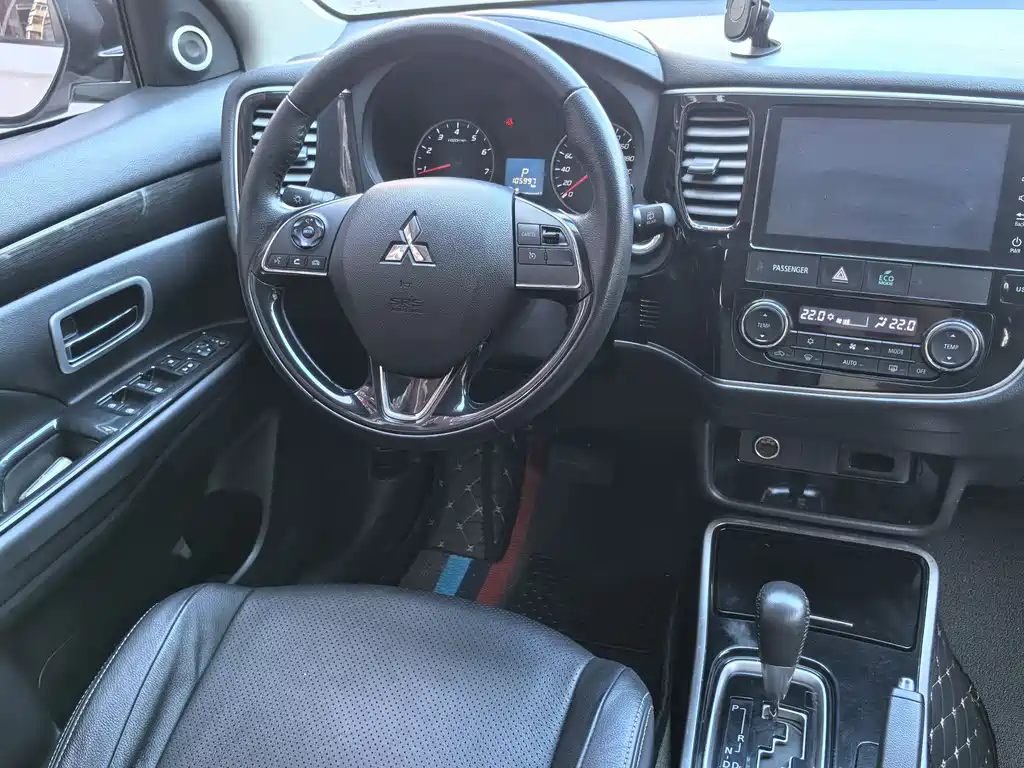 Mitsubishi Outlander 2017 — фото 11