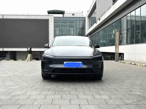 Tesla Model Y 2025