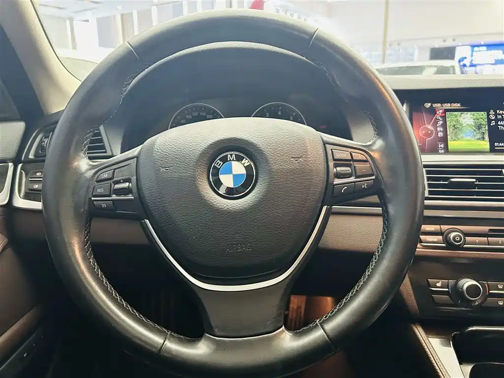 BMW 5 Series 2015 — фото 15