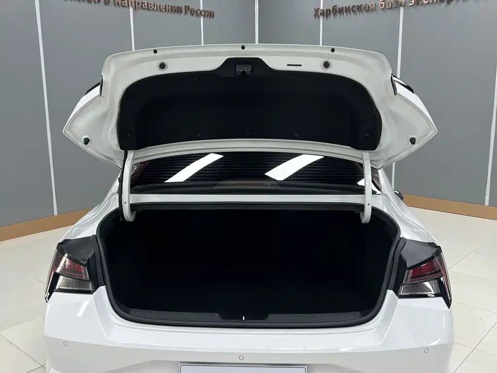 Hyundai Elantra 2023 — фото 19