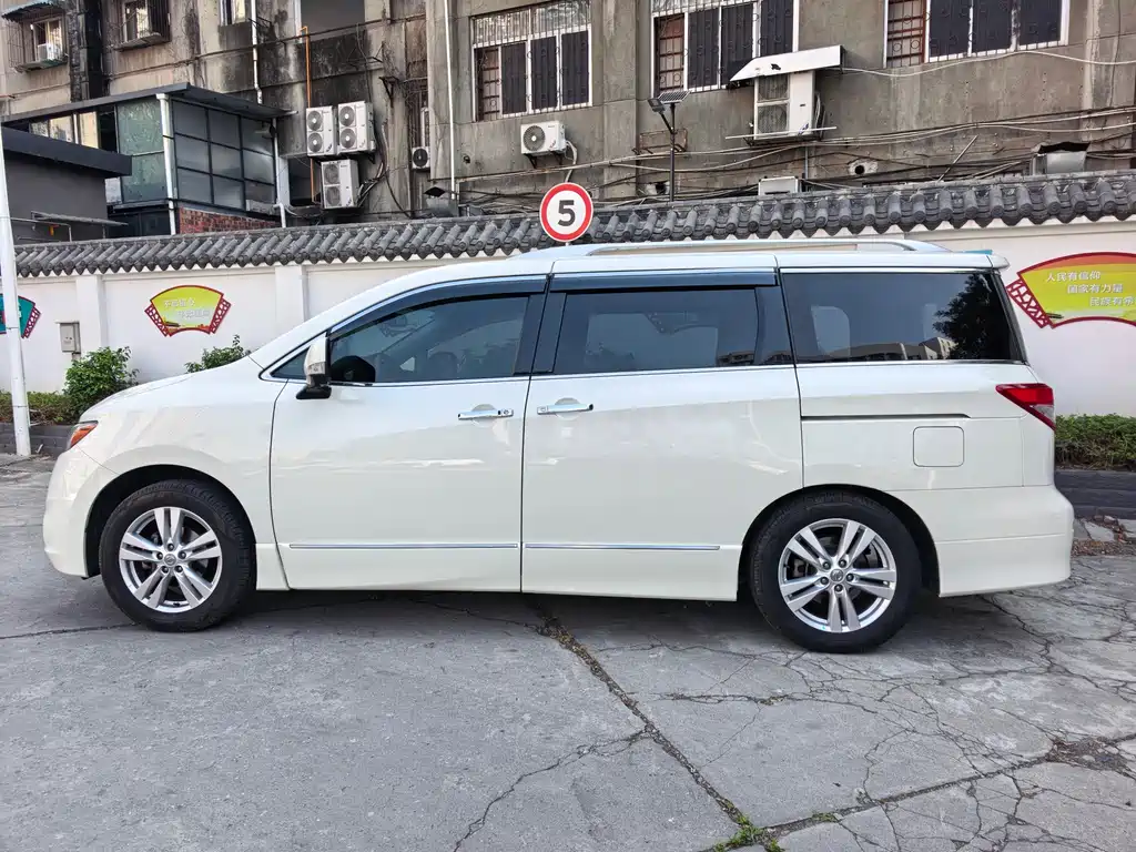 Nissan Quest 2018 — фото 7