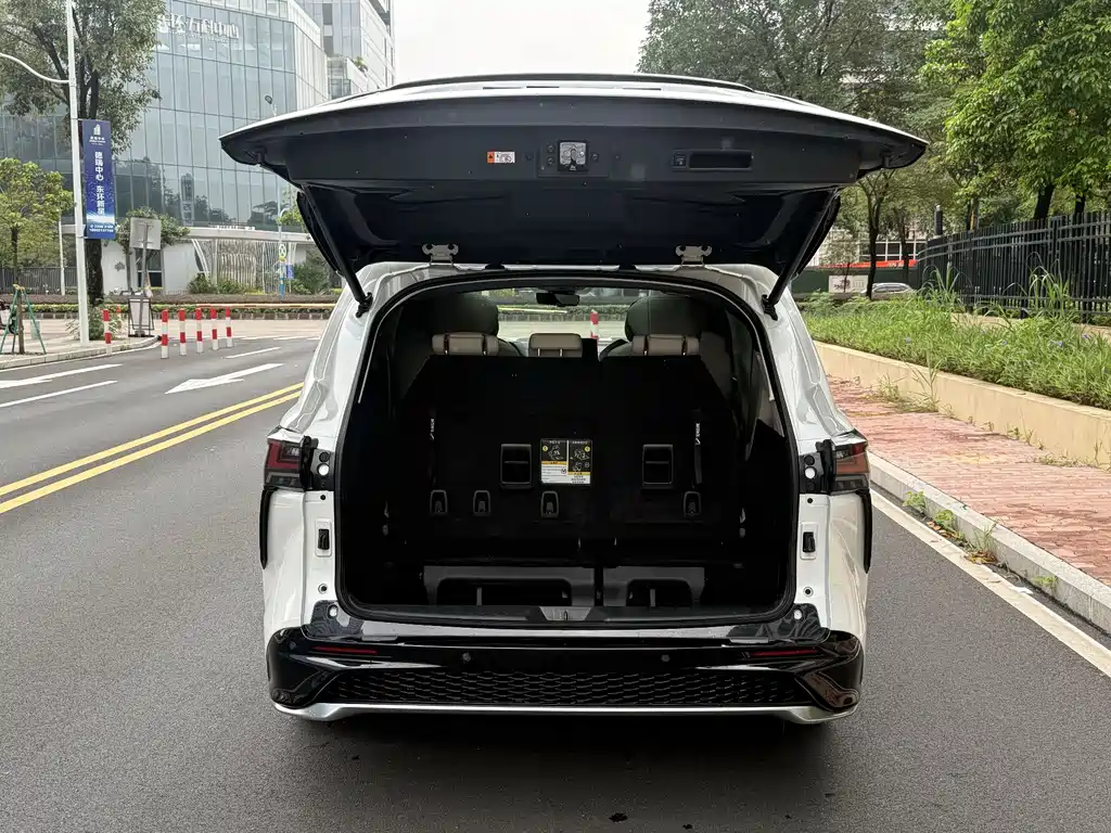Toyota Granvia 2024