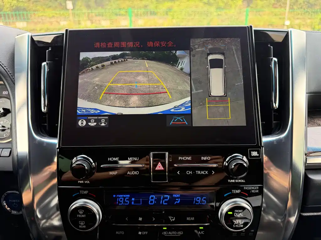 Toyota Alphard 2023 — фото 10