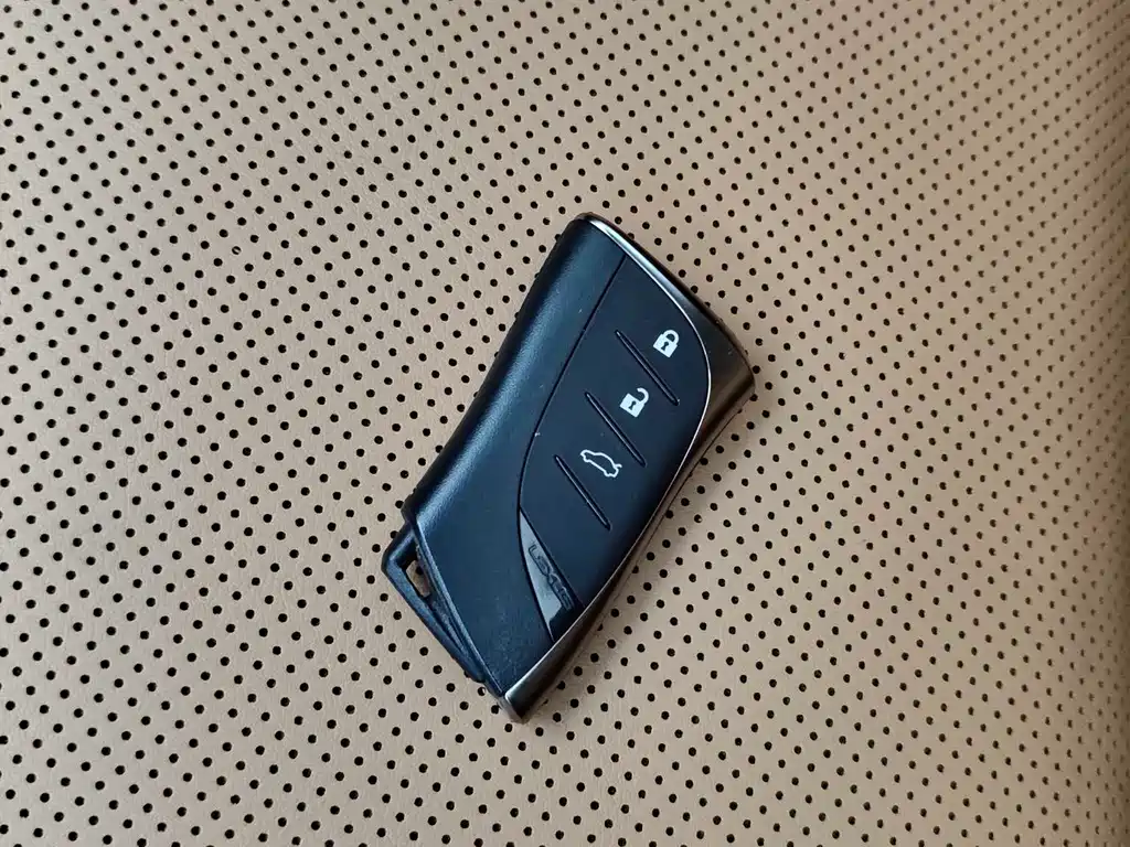 Lexus ES 2022 — фото 16